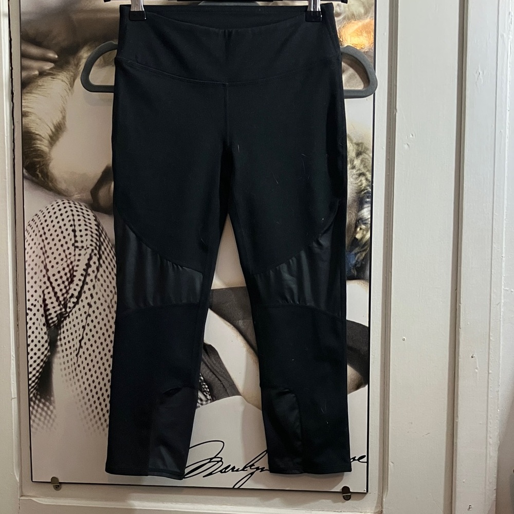 3/30$ Fabletics Black capri yoga Leggings
